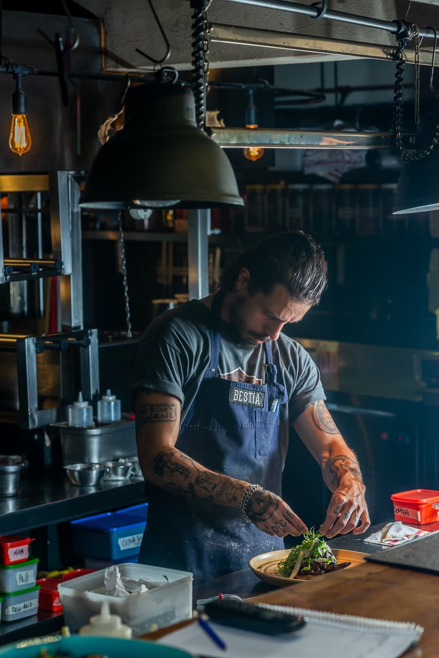 Chef emplatando en cocina